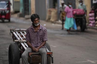 Un obrero espera por trabajo en un mercado en Colombo, Sri Lanka, el 26 de junio del 2022. (Foto AP/Eranga Jayawardena)