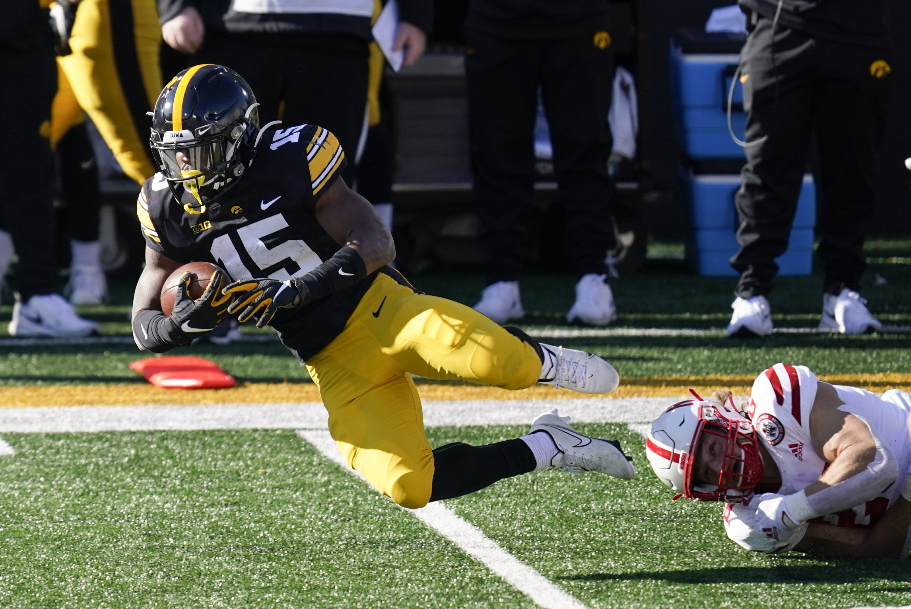 Look-alike teams meet when No. 25 Badgers visit No. 19 Iowa - Vimarsana News