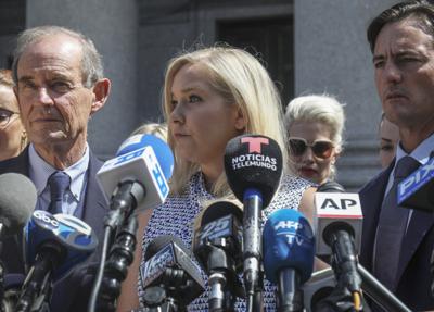 En esta imagen del 27 de agosto de 2019, Virginia Giuffre, al centro, quien asegura que fue víctima de tráfico sexual por parte de Jeffrey Epstein, ofrece una conferencia de prensa a las afueras de un tribunal de Manhattan, en Nueva York. (AP Foto/Bebeto Matthews, Archivo)