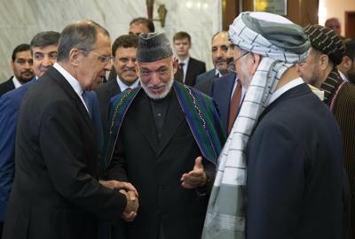 El expresidente de Afganistán Hamid Karzai (centro) presenta al ministro de relaciones exteriores ruso Sergey Lavrof (izq) durante una reunión con una delegación del Talibán el 28 de mayo del 2019 en Moscú. Los rusos mantienen contactos con el Talibán desde hace años. (AP Photo/Alexander Zemlianichenko, File)