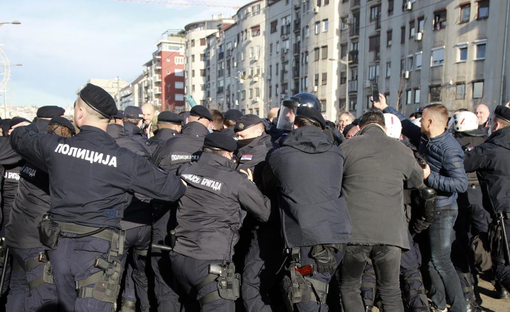 Serbische Polizisten und Demonstranten kollidieren während einer Protestaktion in Belgrad, Serbien, Samstag, 27. November 