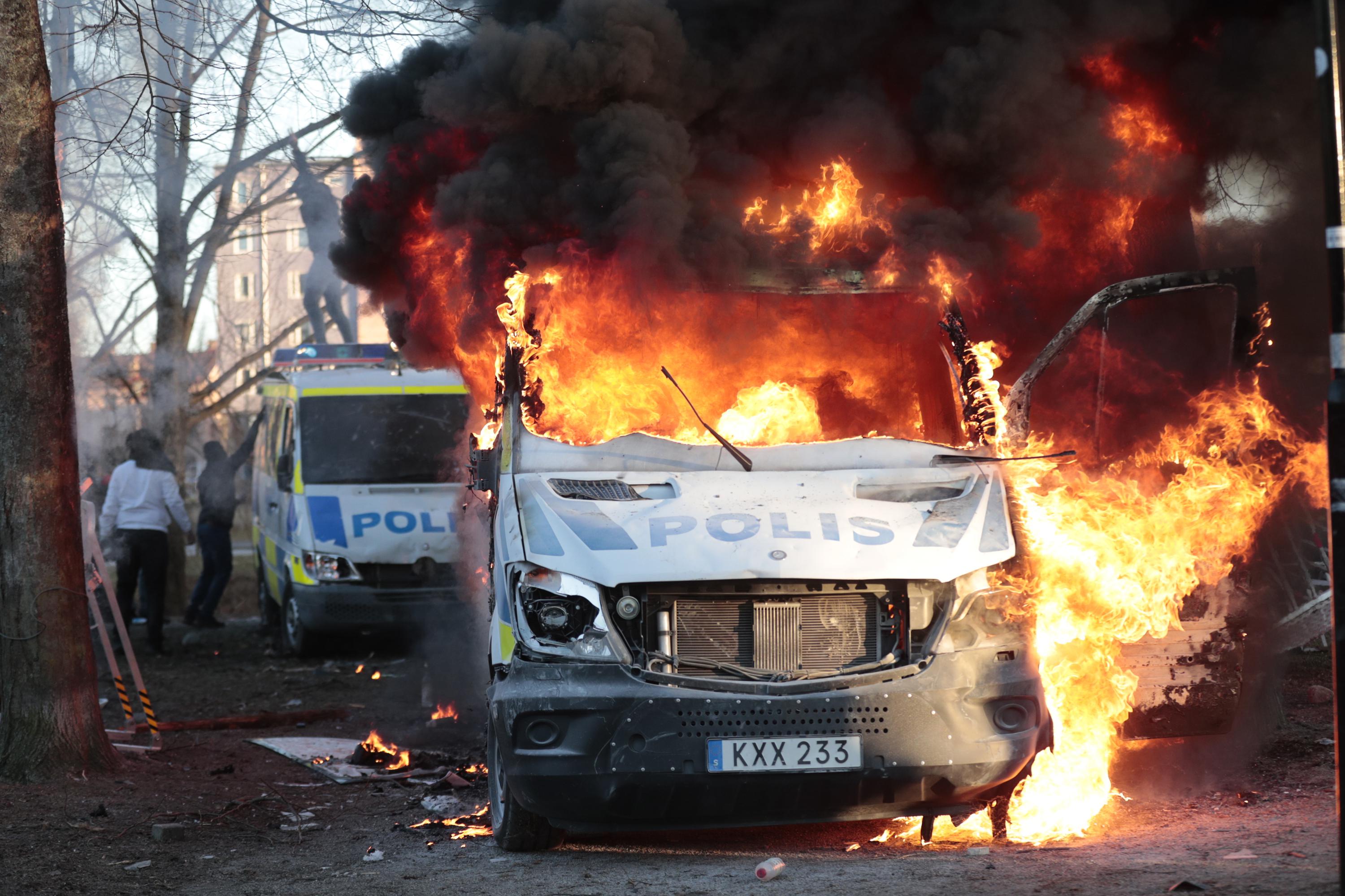 スウェーデンは、極端なデモが続くにつれてより多くの衝突を準備します