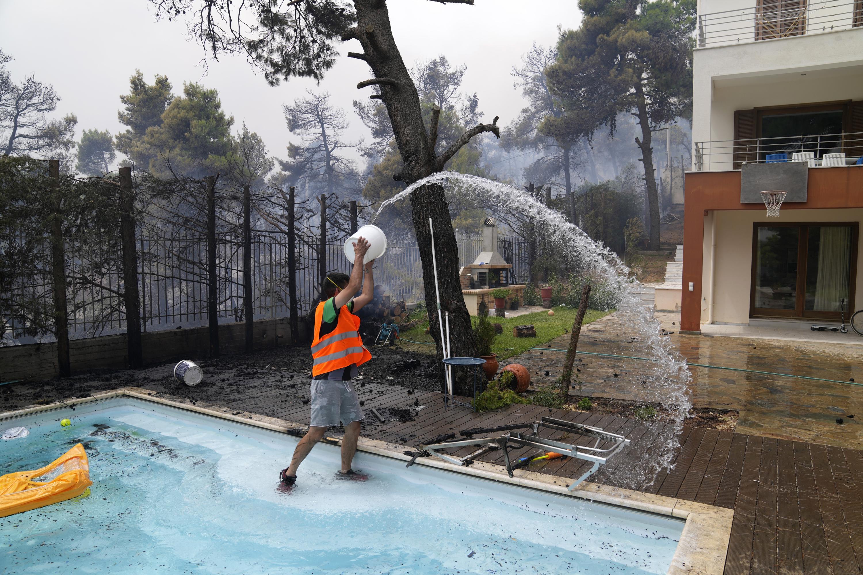 Miles han escapado del fuego en Grecia, Turquía;  Algunos fueron rescatados por mar