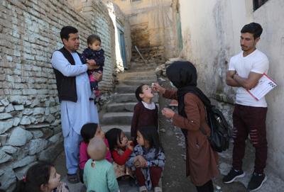 ARCHIVO - Shabana Maani administra una vacuna contra la polio a una niña en el casco viejo de Kabul, Afganistán, el 29 de marzo de 2021. El Ministerio afgano de Salud Pública, gestionado por el Talibán, anunció el inicio de una campaña nacional de vacunación contra la polio para menores de 5 años. (AP Photo/Rahmat Gul, Archivo)