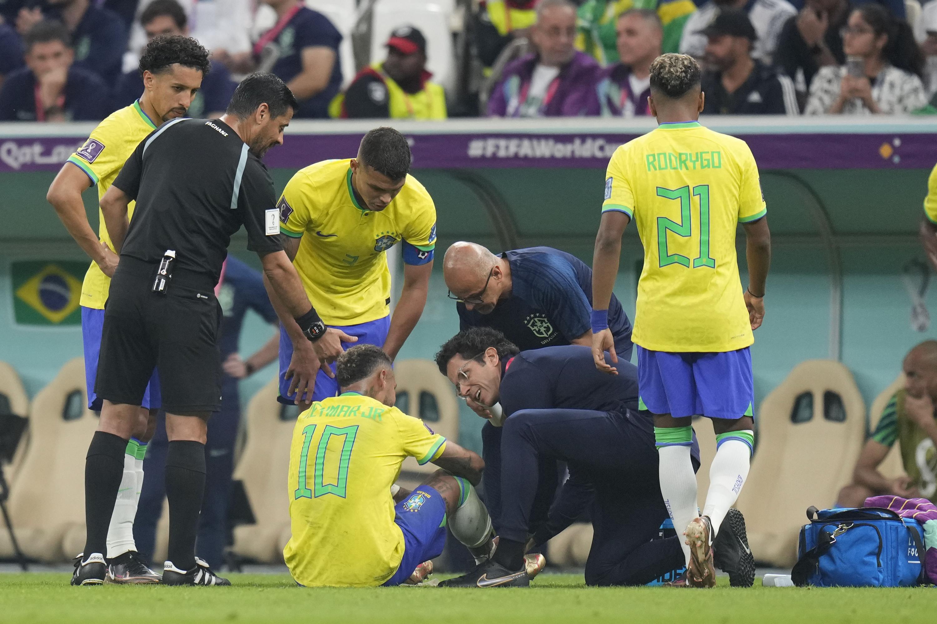 Neymar rejoint ses coéquipiers pour regarder le match de Coupe du monde du Brésil