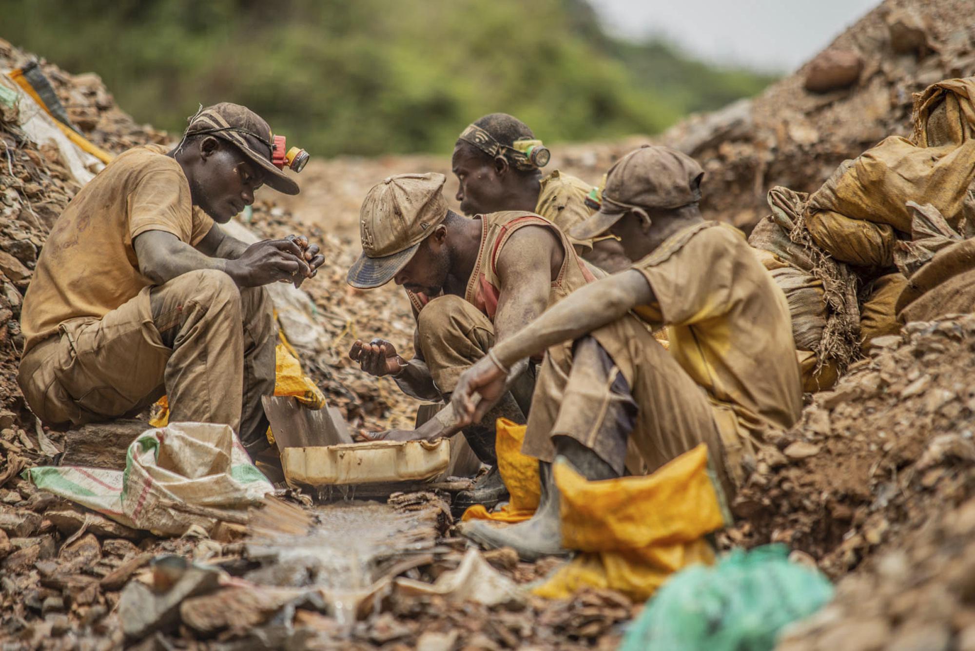 Lệnh trừng phạt đại lý vàng Uganda do có nguồn gốc từ Congo bất hợp pháp là một tin tức đáng chú ý về ngành vàng hiện nay. Hãy xem những hình ảnh liên quan để hiểu rõ hơn về tình hình trong ngành vàng và các giải pháp được đưa ra.