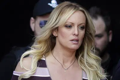 ARCHIVO - La actriz porno Stormy Daniels llega a un evento en Berlín, el 11 de octubre de 2023. (AP Foto/Markus Schreiber, Archivo)