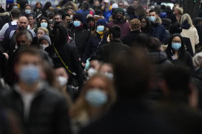 ARCHIVO - Gente caminando por la Calle Oxford, la calle comercial más transitada de Europa, en Londres, el 23 de diciembre de 2021.  (AP Foto/Frank Augstein, Archivo)