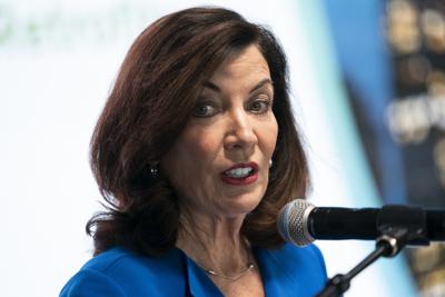 La gobernadora de Nueva York, Kathy Hochul, durante un evento por el Día de la Tierra, en el Edificio Empire State, el jueves 21 de abril de 2022, en Nueva York. (AP Foto/John Minchillo, Archivo)