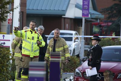 Personal de emergencias trabaja frente al Hospital de la Mujer tras el estallido de un automóvil, el domingo 14 de noviembre de 2021, en Liverpool, Inglaterra. (Peter Byrne/PA vía AP)