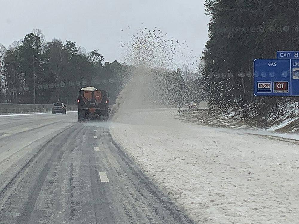 Esta imagen proporcionada por el Departamento de Transporte de Carolina del Sur muestra equipos quitando nieve y hielo en el condado de York, el domingo 16 de enero de 2022. Una peligrosa tormenta invernal que combina fuertes vientos y hielo está arrasando partes del sureste de EE. UU., dejando sin electricidad, talar árboles y cercas y cubrir los caminos con un vidriado frígido y traicionero.  (Departamento de Transporte de Carolina del Sur vía AP)