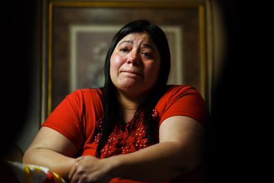 Keldy Mabel Gonzales Brebe habla durante una entrevista con The Associated Press en la zona de Kensington, en Philadelphia, el domingo 16 de mayo de 2021. Gonzales Brebe, una inmigrante hondureña de 37 año, y sus dos hijos adolescentes intentan reconstruir sus vidas ras verse separados por la campaña de "tolerancia cero" que presentaba cargos peales contra los adultos que entraban en Estados Unidos de forma ilegal. (AP Foto/Matt Rourke)