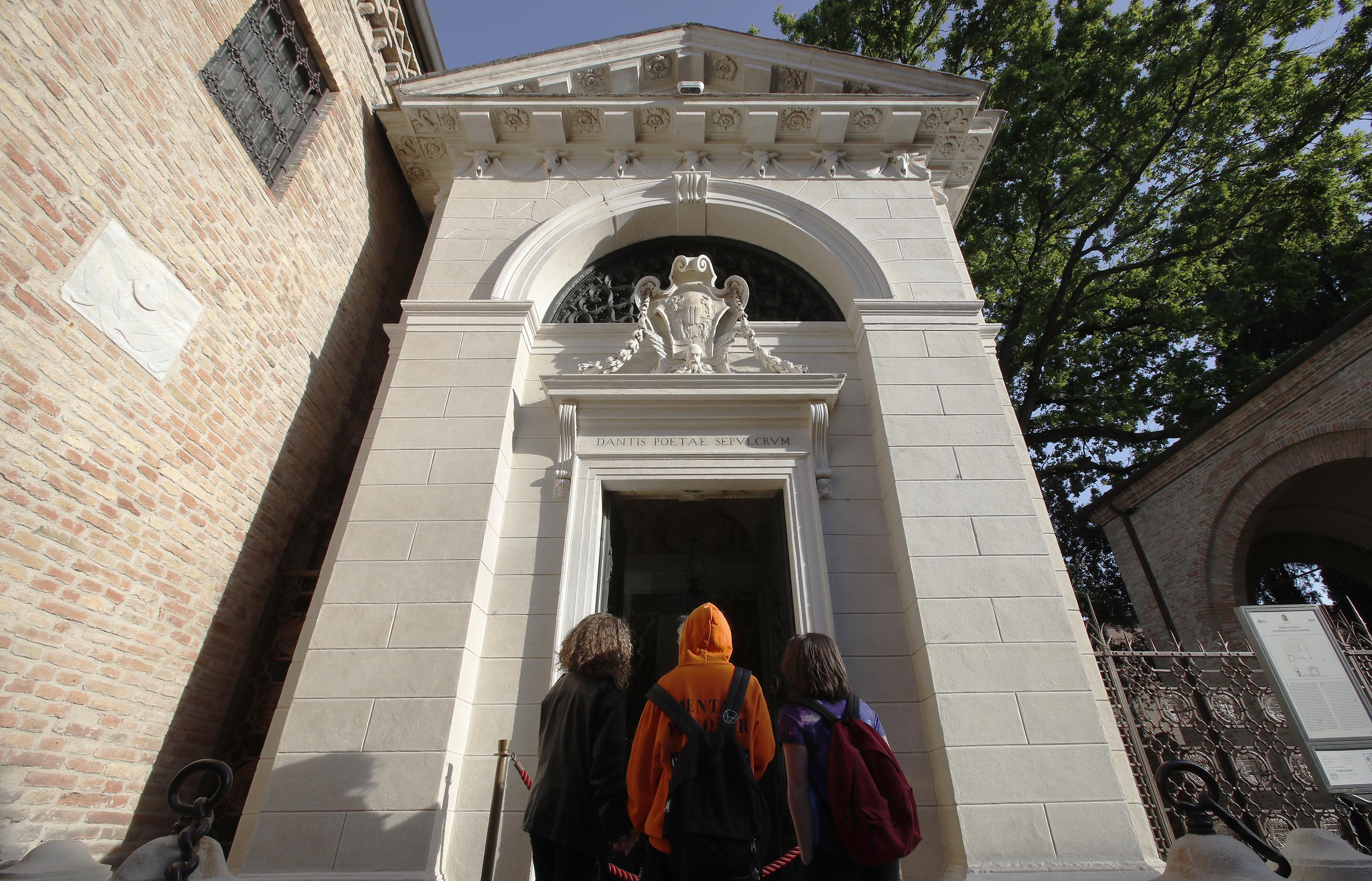 Daily readings at tomb honor Dante 700 years after his death AP News