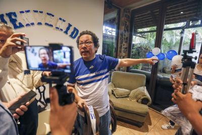 En esta fotografía de archivo del 11 de junio de 2019, el periodista nicaragüense Miguel Mora habla con la prensa luego de salir de prisión, en su casa de Managua, Nicaragua, en medio de una medida más amplia del gobierno de Nicaragua para liberar a las personas que la oposición considera presos políticos en virtud de un acuerdo para aliviar las tensiones políticas en la nación centroamericana. El candidato presidencial fue detenido nuevamente el 20 de junio de 2021, según la Policía, por presuntos delitos contra la "independencia y soberanía". (Foto AP/Alfredo Zuñiga, Archivo)