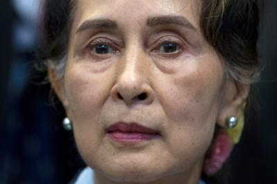 ARCHIVO - En esta imagen de archivo del 11 de diciembre de 2019, la líder de Myanmar Aung San Suu Kyi espera para dirigirse a los jueces de la Corte Penal Internacional en La Haya, Holanda. La Comisión Anticorrupción de Myanmar concluyó que la depuesta líder Aung San Suu Kyi aceptó sobornos y abusó de su autoridad para obtener términos ventajosos en acuerdos de bienes raíces, según dijeron el jueves 10 de junio medios controlados por el estado en el país, gobernado por una junta militar. (AP Foto/Peter Dejong, Archivo)