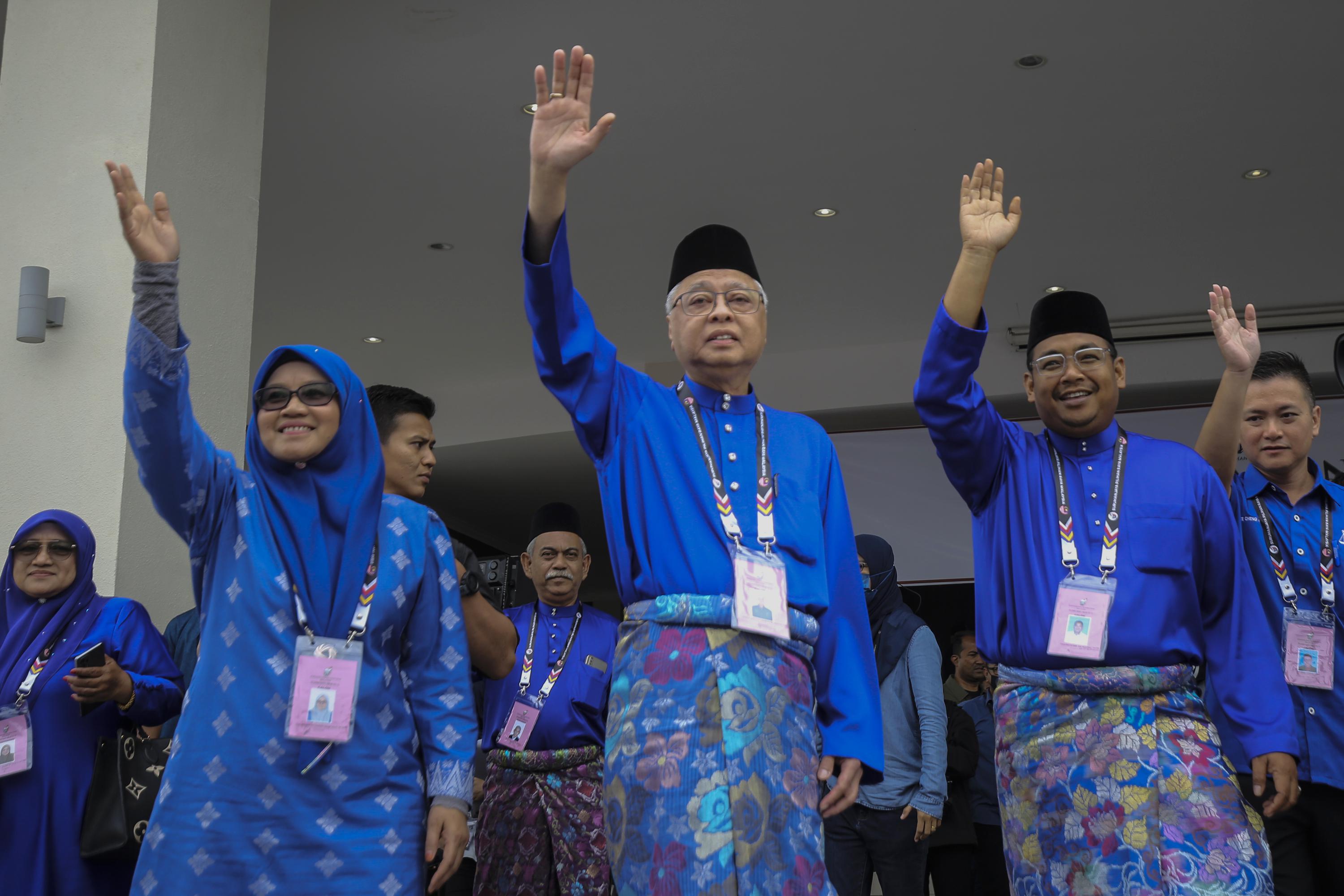 Malaysia enters tight race as long-dominant party seeks win | AP News