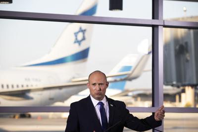 El primer ministro israelí Naftali Bennett habla con periodistas el martes 22 de junio del 2021 tras visitar el aeropuerto internacional Ben Gurion junto con el ministro de Salud, Nitzan Horowitz, y el de Transporte, Merav Michaeli. (AP Foto/Maya Alleruzzo)