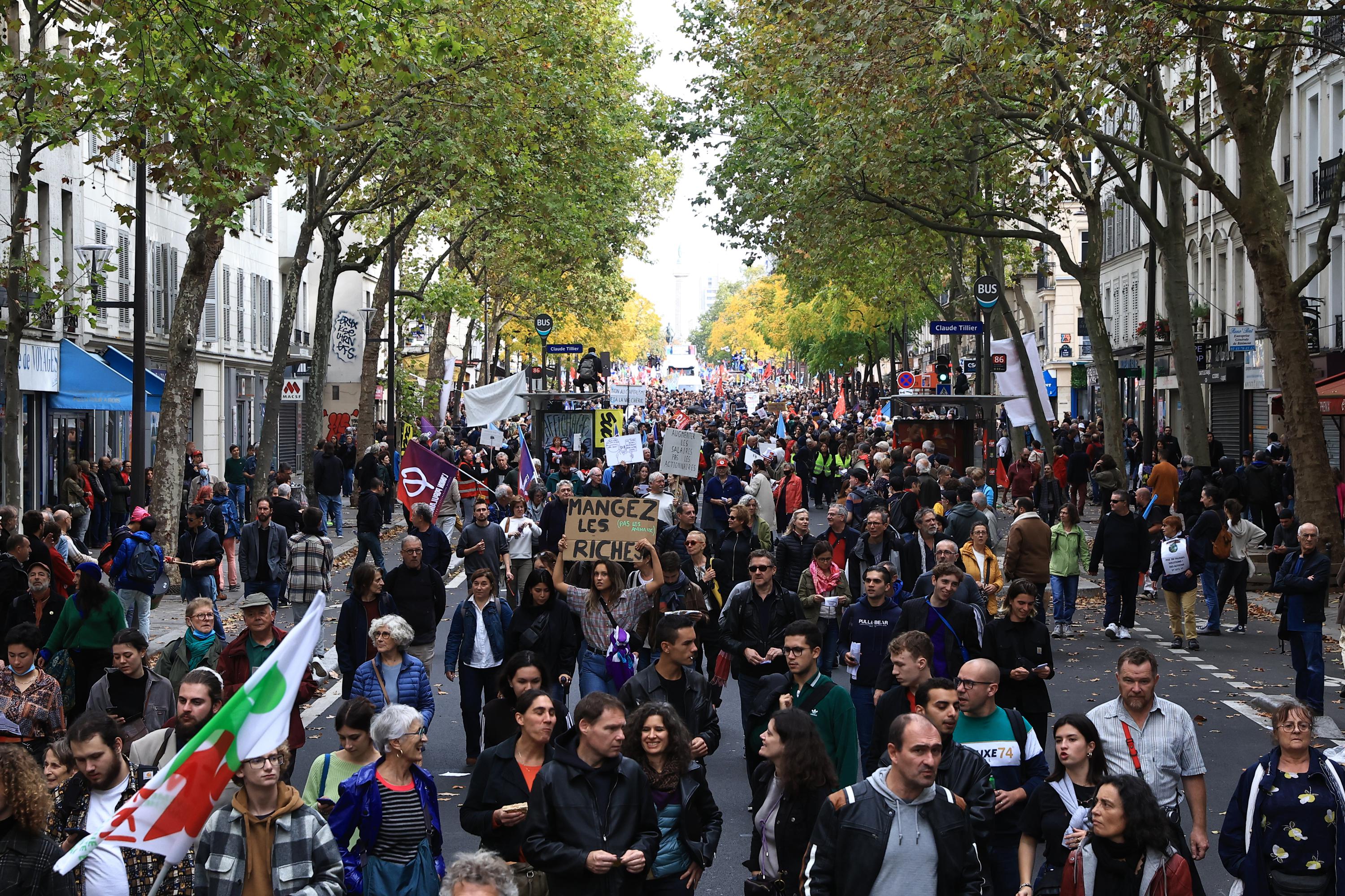 March against inflation turns up political heat in France | AP News