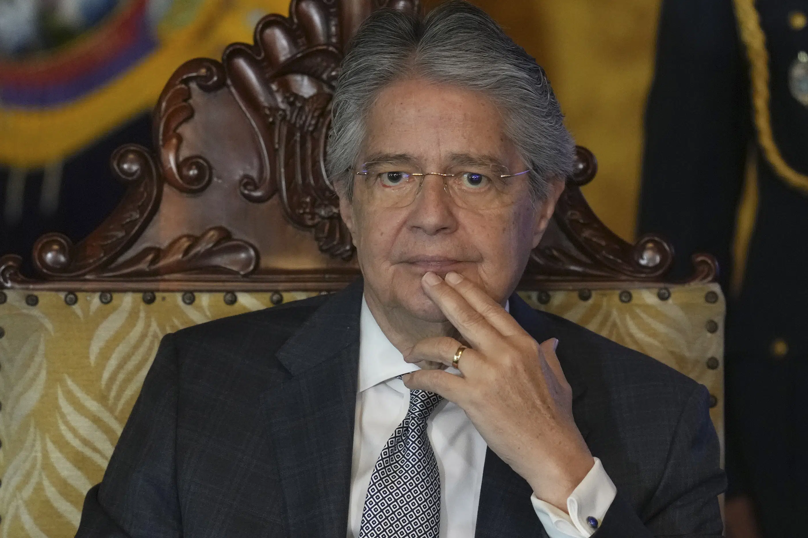 Stage set for Ecuadorian president or lawmakers to be booted out of office