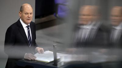 El canciller de Alemania, Olaf Scholz, durante un discurso en el parlamento alemán, el Bundestag, en el edificio del Reichstag, en Berlín, Alemania, el 15 de diciembre de 2021. (AP Foto/Michael Sohn)