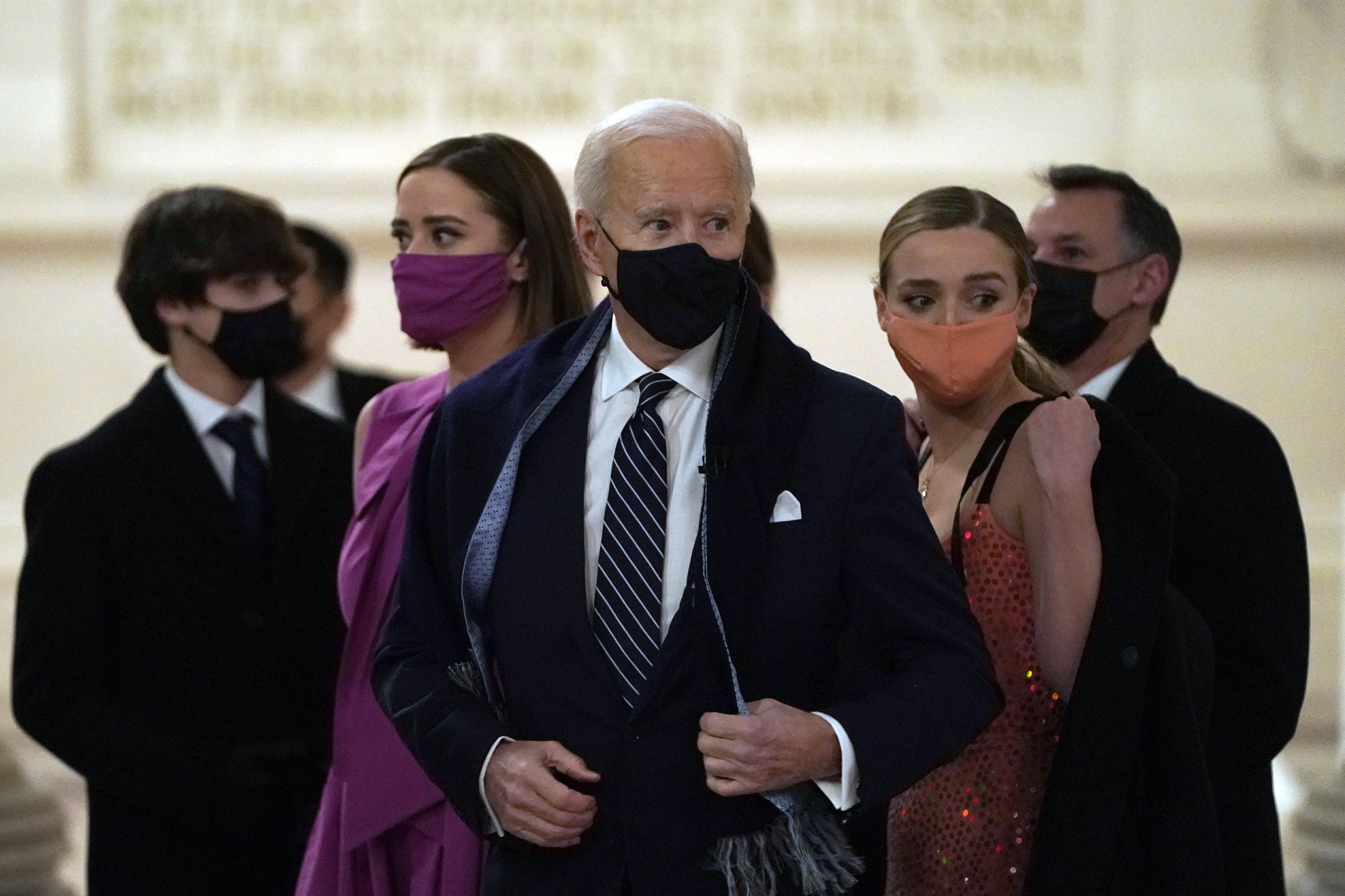 Biden to sign virus measures, requires wearing a mask to travel