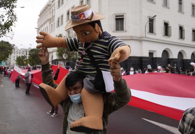 Un simpatizante del candidato presidencial Pedro Castillo carga un muñeco que lo representa el miércoles 9 de junio de 2021 durante una marcha, en Lima, Perú. (AP Foto/Martín Mejía)