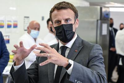 El presidente francés Emmanuel Macron habla con periodistas el martes 8 de junio de 2021 en la escuela de hotelería de Tain-l'Hermitage, en el sureste de Francia. Macron fue abofeteado por un hombre durante la visita al pequeño pueblo, confirmó su oficina. (Philippe Desmazes, Pool vía AP)