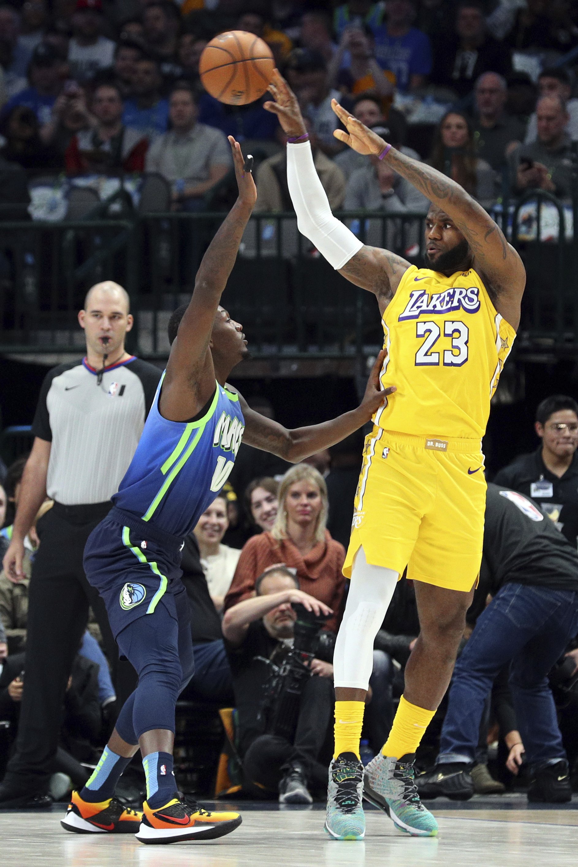 Lebron James Posts 35 Points 16 Boards Lakers Beat Mavs