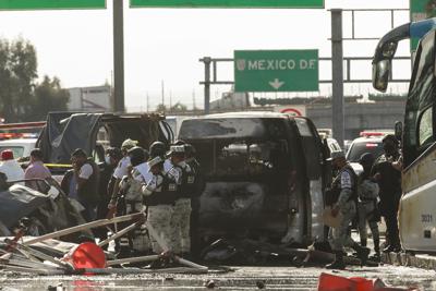 Rescatistas y bomberos trabajan en el lugar donde se registró un accidente fatal entre varios vehículos en Chalco, Estado de México, en las afueras de la capital mexicana, el sábado 6 de noviembre de 2021. (AP Foto)