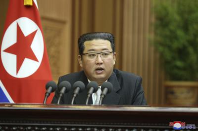 En esta fotografía facilitada por el gobierno norcoreano, el líder Kim Jong Un habla el miércoles 29 de septiembre de 2021 durante una reunión del Parlamento en Pyongyang, Corea del Norte. (Agencia Telegráfica Central de Corea vía AP)