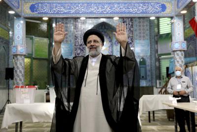 Ebrahim Raisi, un candidato en las elecciones presidenciales de Irán, saluda a los medios tras votar en Teherán, Irán, el 18 de junio de 2021. (AP Foto/Ebrahim Noroozi)