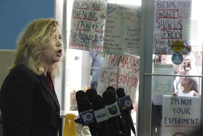 Manifestantes contra el uso de cubrebocas y las pruebas de coronavirus gritan durante una conferencia de prensa de la superintendente interina de las escuelas del condado de Broward, Vickie Cartwright, el martes 24 de agosto de 2021, en Fort Lauderdale, Florida. (Joe Cavaretta/South Florida Sun-Sentinel vía AP)