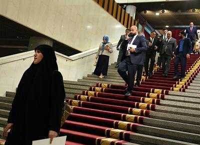 Legisladores iraquíes se preparan para participan en una sesión el 23 de junio del 2022 en Bagdad. (AP Foto/Hadi Mizban)