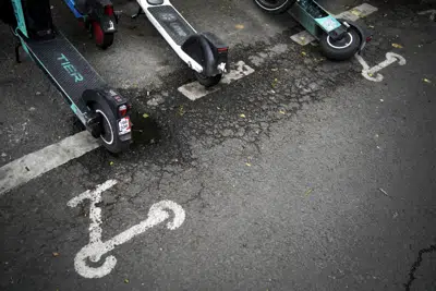 Patinetes estacionados en París, el viernes 31 de marzo de 2023. Una mayoría de parisinos votó en contra de los patinetes eléctricos en un referendo. (AP Foto/Christophe Ena)
