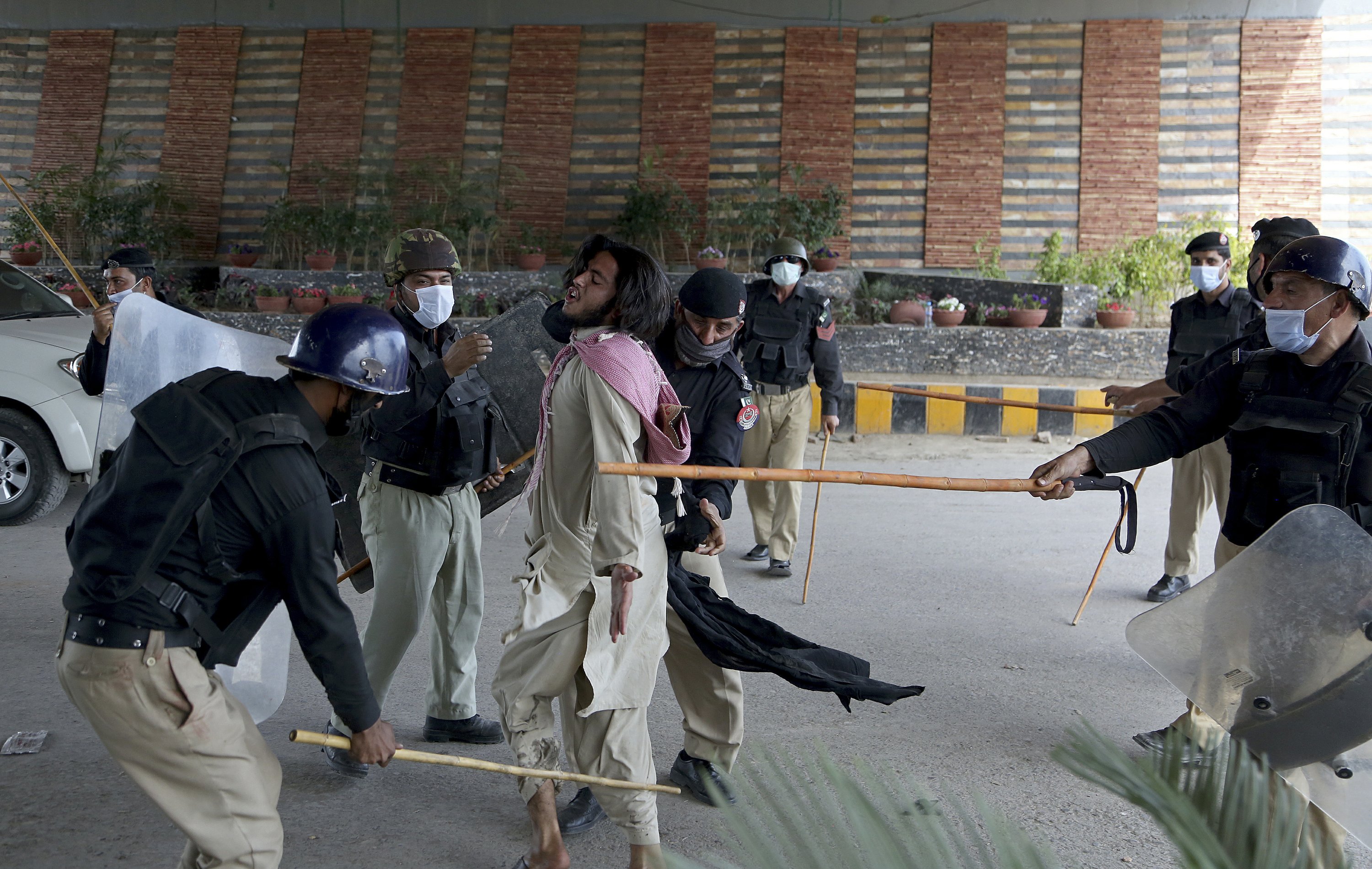 Pakistani forces are trying to eliminate the meetings by protesting against the Islamists