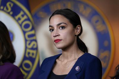 Foto de archivo del 16 de junio del 2021 de la representante Alexandria Ocasio-Cortez, representante del ala progresista del partido Demócrata, que libra una tensa batalla con el sector moderado en torno al presupuesto. (AP Photo/J. Scott Applewhite, File)