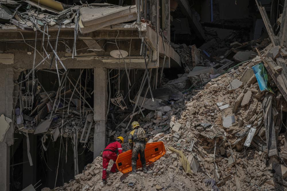 Rescatistas buscan sobrevivientes en el lugar de la explosión mortal del viernes que destruyó el Hotel Saratoga de cinco estrellas, en La Habana, Cuba, el sábado 7 de mayo de 2022. (AP Photo/Ramon Espinosa)
