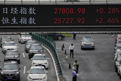 Una tabla financiera en Shanghái, China, el 25 de agosto del 2021. (AP foto/Andy Wong)