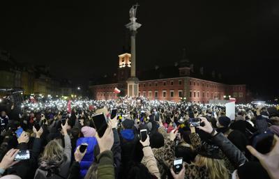 Miles de personas alzan sus celulares encendidos durante una protesta contra la ley antiaborto, en Varsovia, Polonia, el sábado 6 de noviembre de 2021. (AP Foto/Czarek Sokolowski)