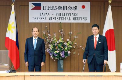 El ministro de Defensa filipino Delfin Lorenzana, izquierda, y su homólogo japonés Nobuo Kishi posan antes de su reunión en el Ministerio de Kishi en Tokio, el jueves 7 de abril de 2022. (Kyodo News vía AP)