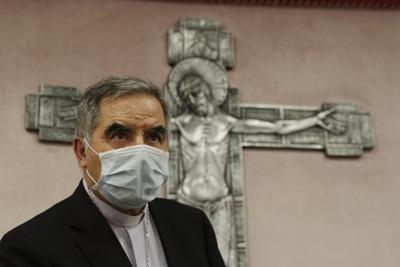 ARCHIVO - En esta foto de archivo del 25 de septiembre de 2020, el cardenal Angelo Becciu habla en conferencia de prensa en Roma. (AP Foto/Gregorio Borgia, File)