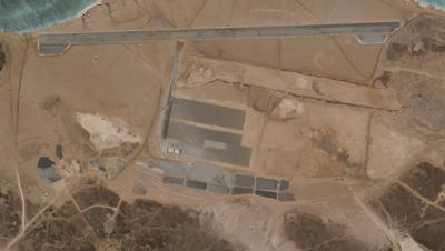 Imagen satelital de Plant Labs Inc.,  del 11 de abril del 2021, que muestra la base aérea bajo construcción en la isla Mayun, frente a la costa de Yemen. (Planet Labs Inc. vía AP)