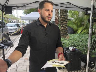 Mike Noriega habla de su abuela Hilda Noriega, una de las personas desaparecidas tras el colapso hace días de un edificio en Surfside, Miami, Florida, el 26 de junio de 2021. (AP Foto/Joshua Goodman)