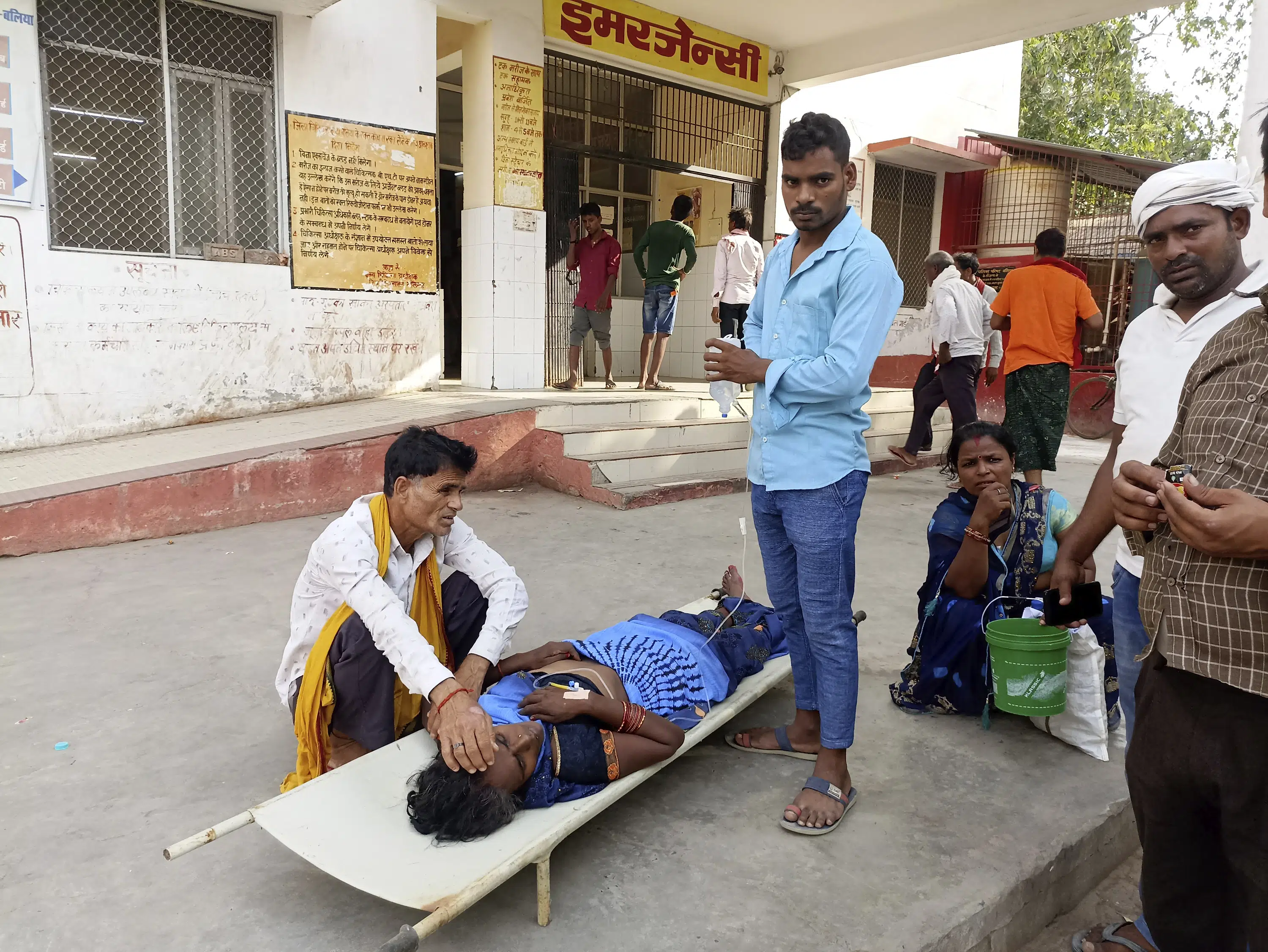 Fast 100 Menschen sind gestorben, als Indien in zwei seiner bevölkerungsreichsten Bundesstaaten gegen eine drückende Hitzewelle kämpft.