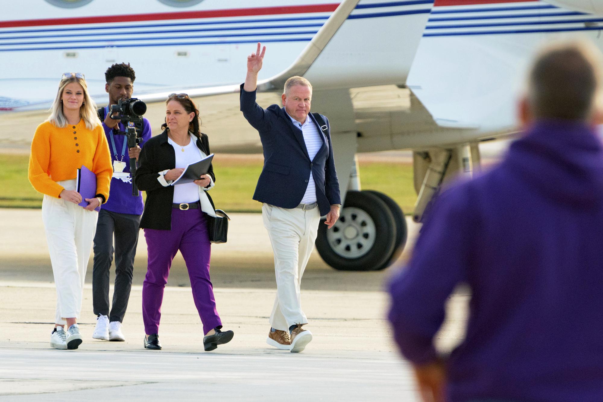 LSU, Kelly agree to 10-year contract worth at least $95M | AP News