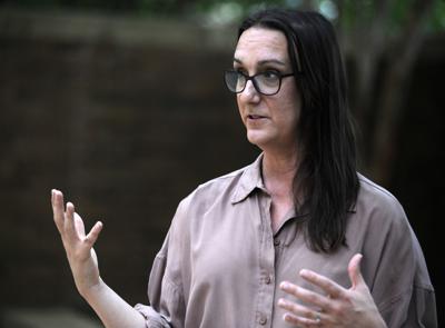 La abogada Sydney Duncan, que representa a personas LGBTQ, fotografiada durante una entrevista en Birmingham (Alabama) el 27 de junio del 2022. Duncan dice que "hay mucha gente (gay) asustada, y con razón". Aludía a la posibilidad de que la Corte Suprema restrinja los derechos de los gays, como hizo al desconocer el derecho constitucional al aborto, ignorando un precedente mucho más viejo. (AP Photo/Jay Reeves)