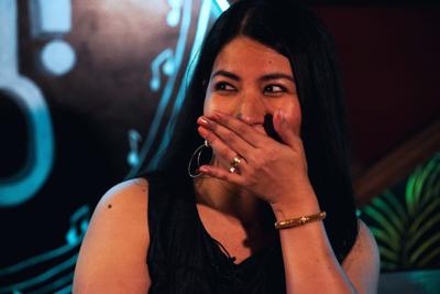 La comediante filipina Imah Dumagay fotografiada durante una entrevista con la Associated Press en Dubái (Emiratos Árabes Unidos), el 8 de agosto del 2021. Dumagay refleja en sus presentaciones los padecimentos de los más de 2 millones de filipinos que trabajan en el Medio Oriente. (AP Photo/Jon Gambrell)