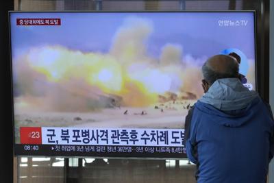 Una pantalla de televisión muestra una imagen de archivo de un ejercicio militar norcoreano durante un noticiero, en la estación de tren de Seúl, en Corea del Sur, el 19 de octubre de 2022. (AP Foto/Ahn Young-joon)