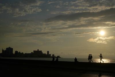 Niños caminan por el Malecón de La Habana, Cuba, el lunes 16 de mayo de 2022. El gobierno de Biden anunció que ampliará los vuelos a Cuba, relajará las restricciones a los viajeros estadounidenses a la isla y levantará las restricciones sobre las remesas que los inmigrantes pueden enviar a la isla. (AP Foto/Ramón Espinosa)