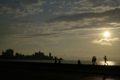 Niños caminan por el Malecón de La Habana, Cuba, el lunes 16 de mayo de 2022. El gobierno de Biden anunció que ampliará los vuelos a Cuba, relajará las restricciones a los viajeros estadounidenses a la isla y levantará las restricciones sobre las remesas que los inmigrantes pueden enviar a la isla. (AP Foto/Ramón Espinosa)